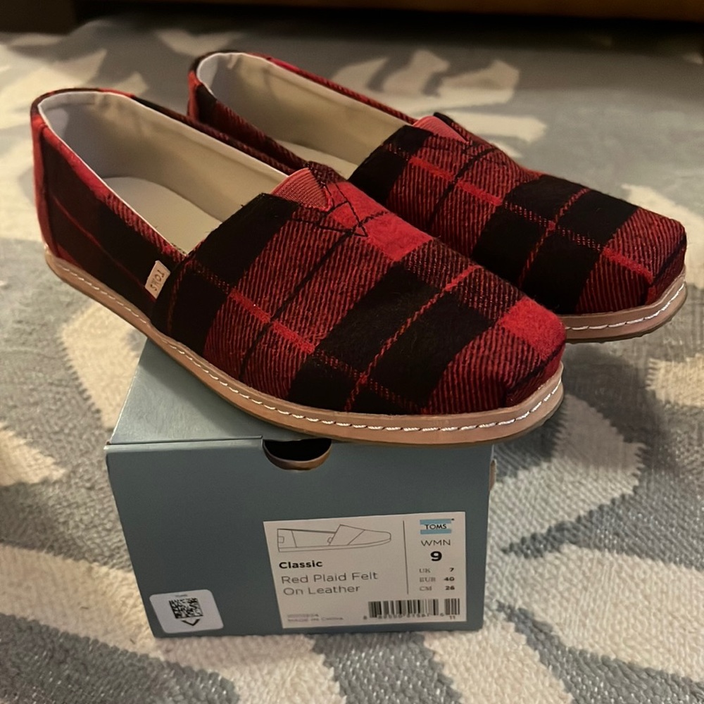 TOMS classic slip ons
